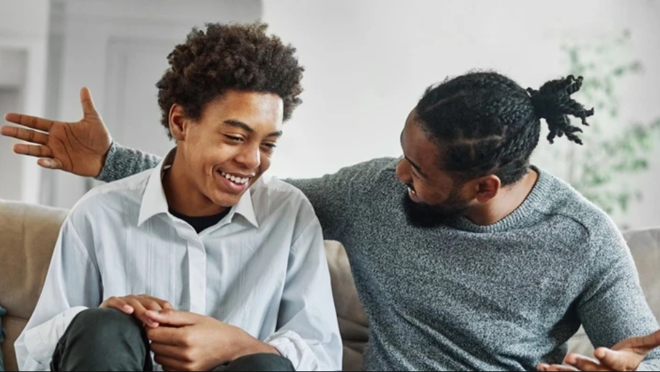 Image de ce que les parents doivent savoir - un adolescent et un homme qui discutent.